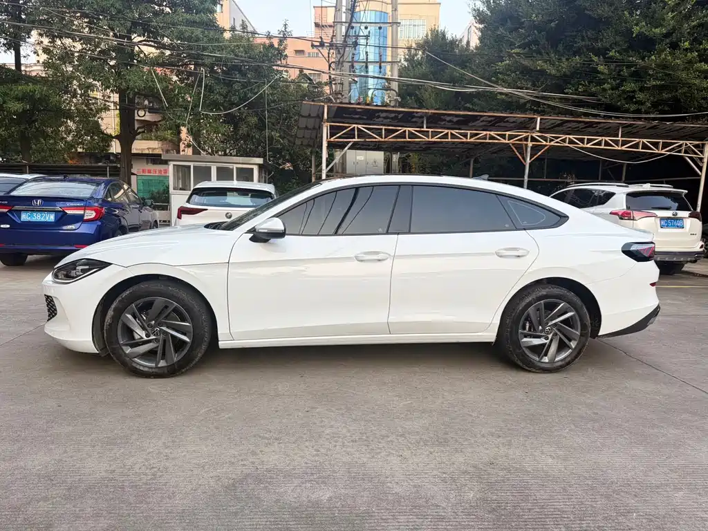 Lamando Lamando L 280 TSI DSG Dazzle Hot