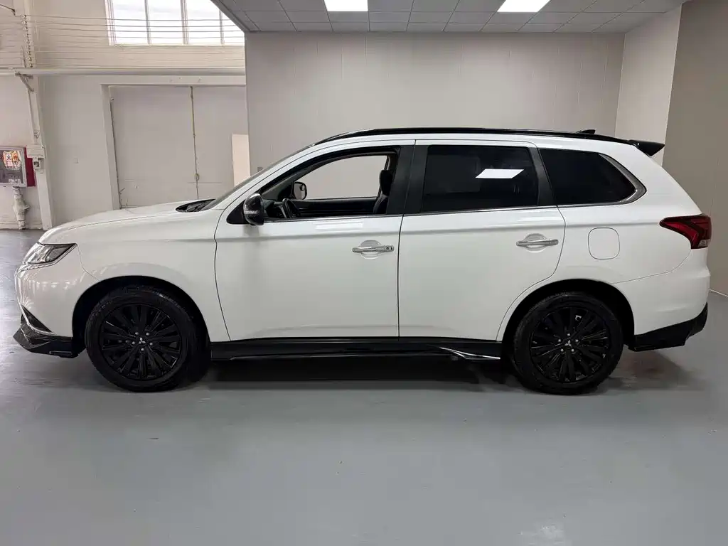 Outlander 2.4 L 4 WD 5-seat