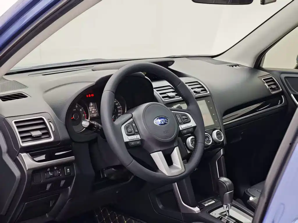 Forester 2.0 i Luxury Navigation