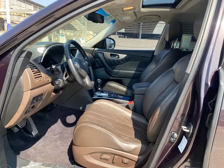 Infiniti QX70 3.7 L Standard