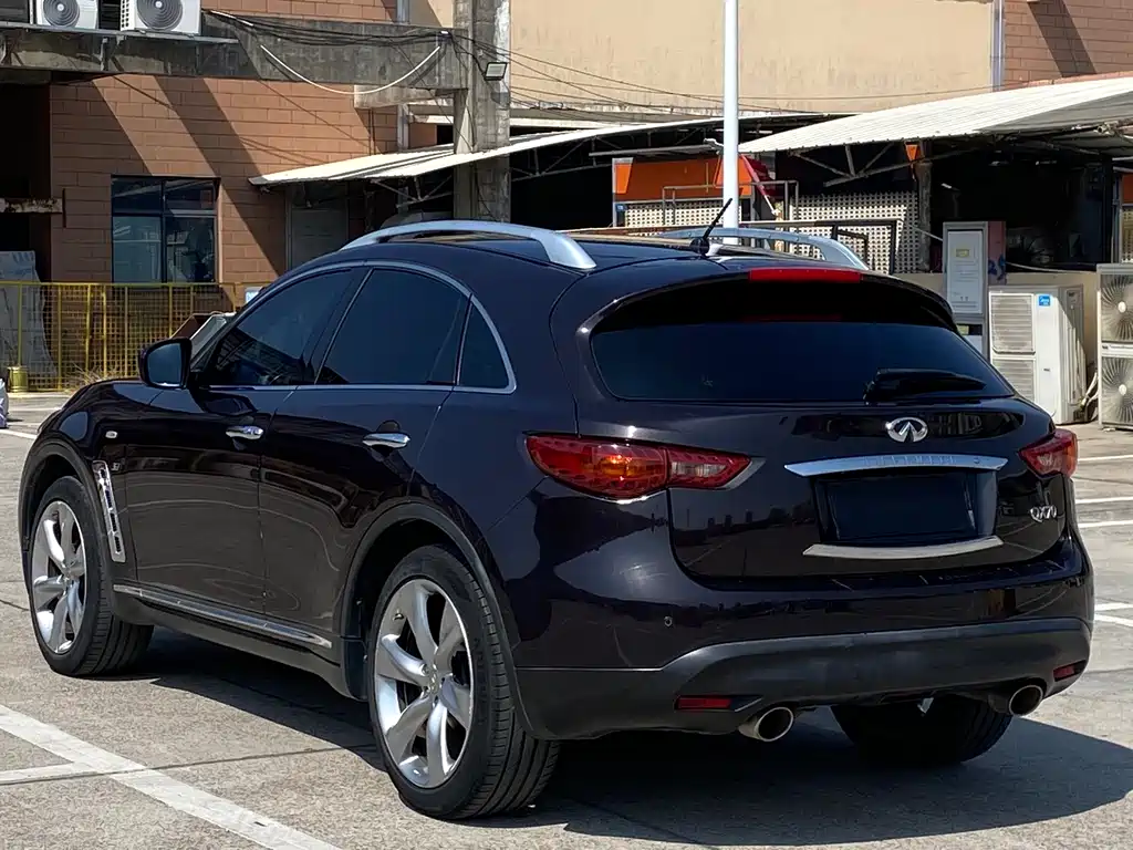 Infiniti QX70 3.7 L Standard