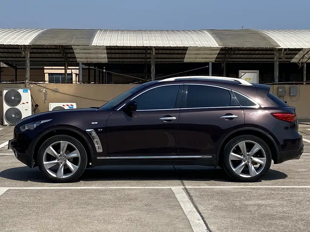 Infiniti QX70 3.7 L Standard