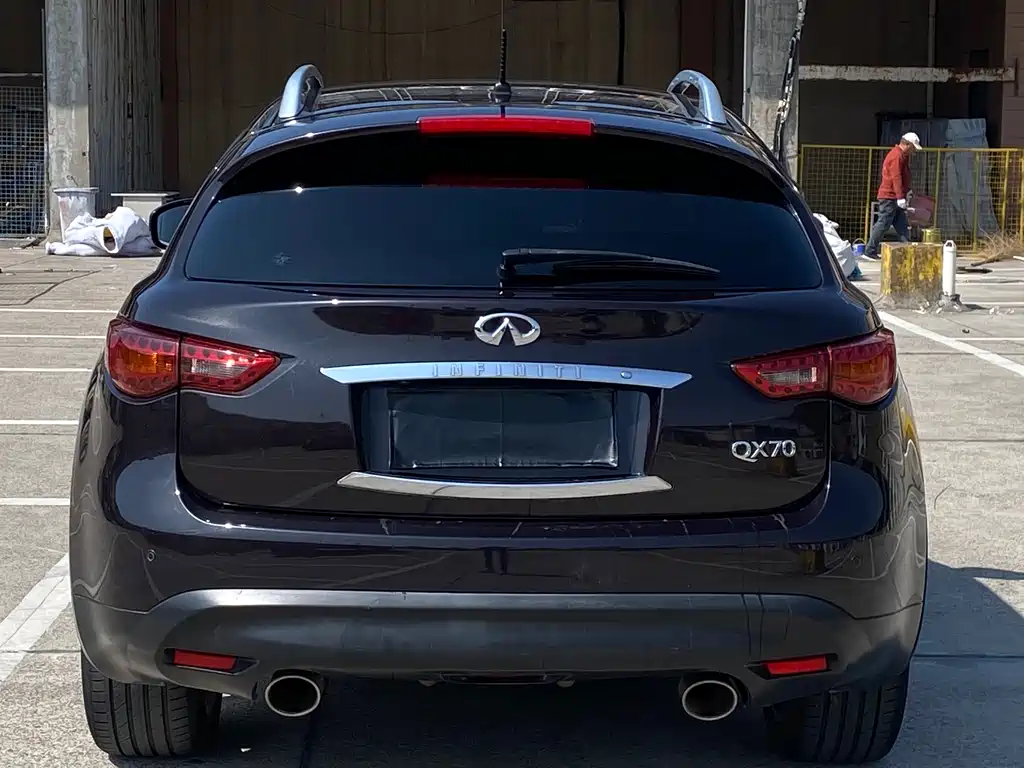 Infiniti QX70 3.7 L Standard