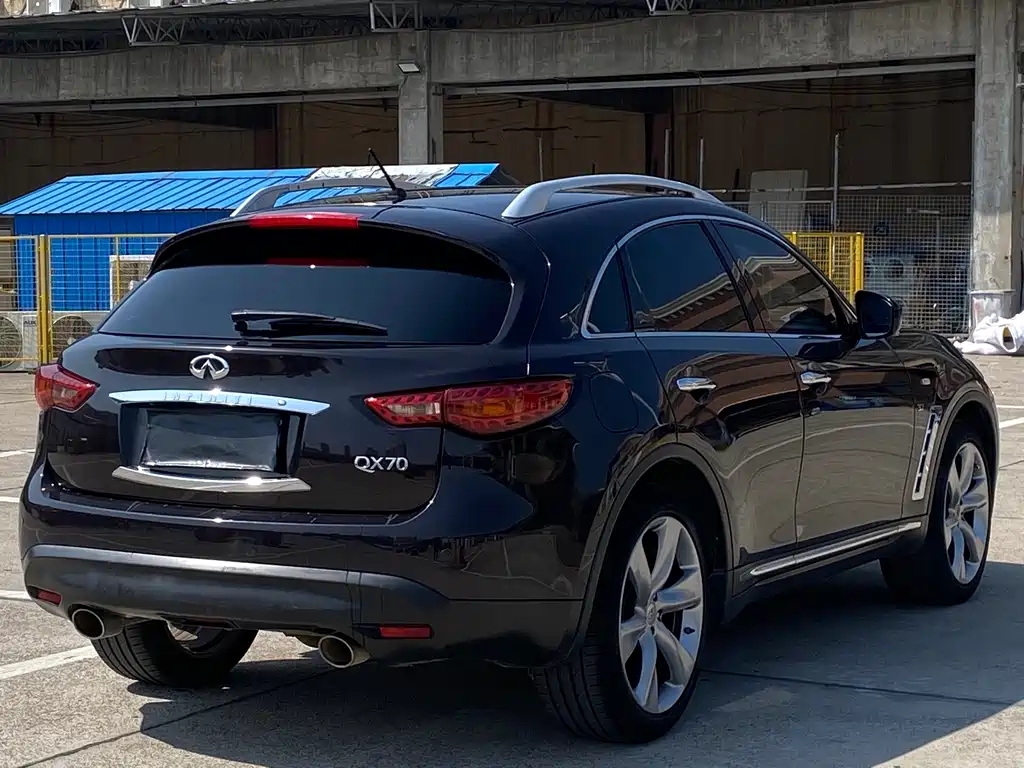 Infiniti QX70 3.7 L Standard