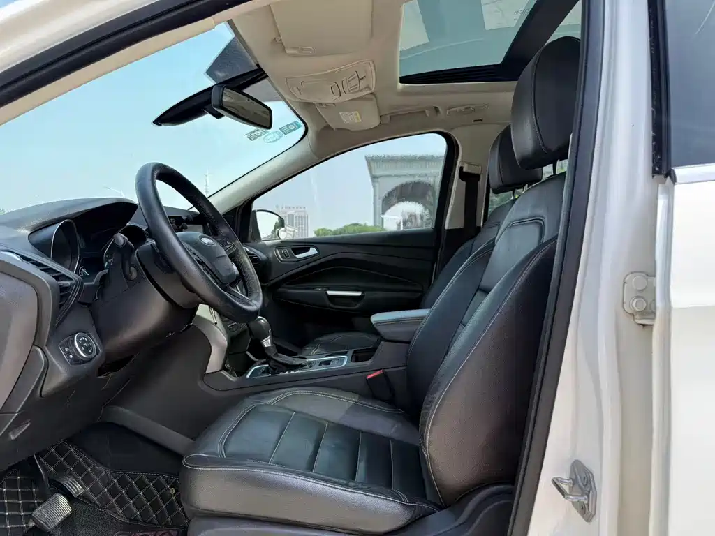 Kuga EcoBoost 180 2 WD Platinum Wing