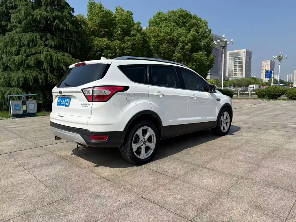 Kuga EcoBoost 180 2 WD Platinum Wing