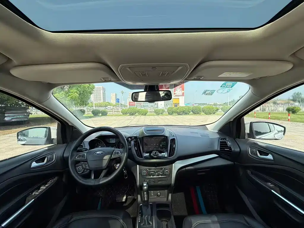 Kuga EcoBoost 180 2 WD Platinum Wing