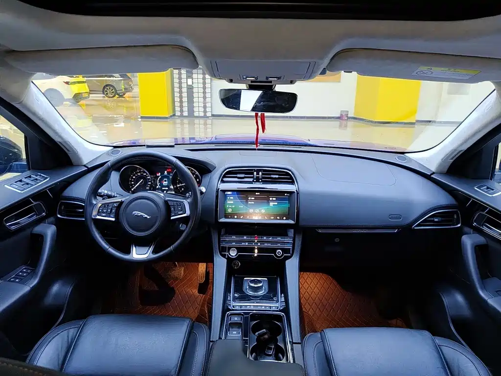Jaguar F-PACE 2.0 T Urban Premium