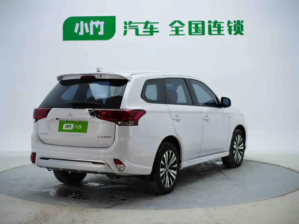 Outlander Facelift 2.0 L 2 WD Smooth Travel 5-seat