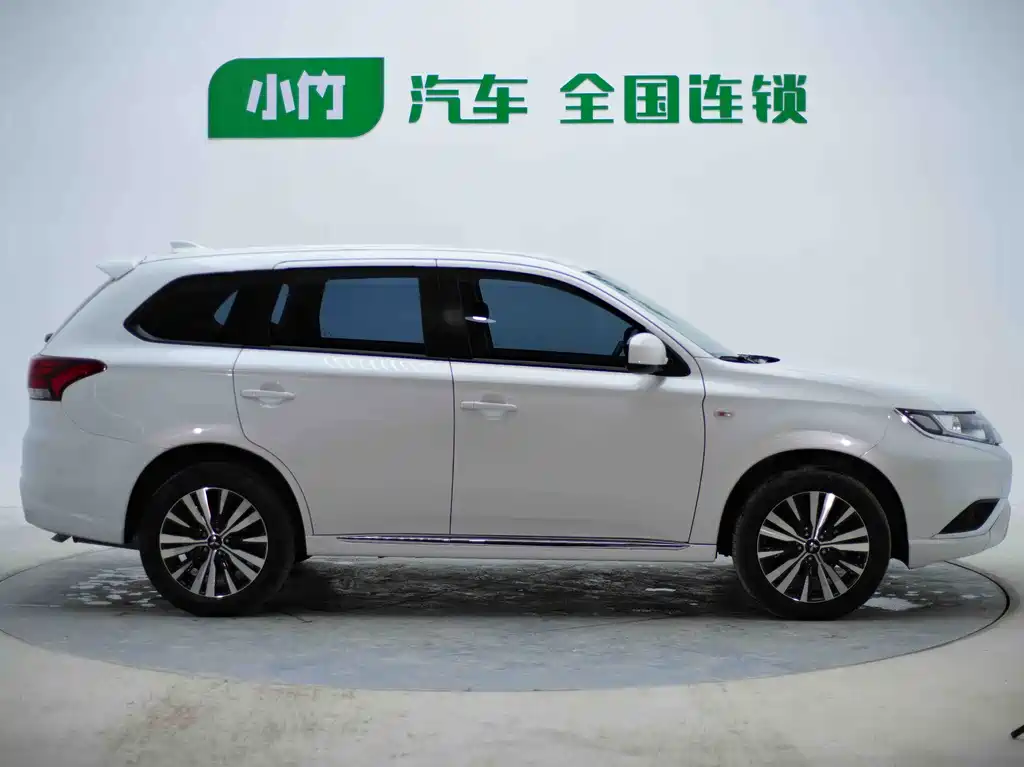 Outlander Facelift 2.0 L 2 WD Smooth Travel 5-seat
