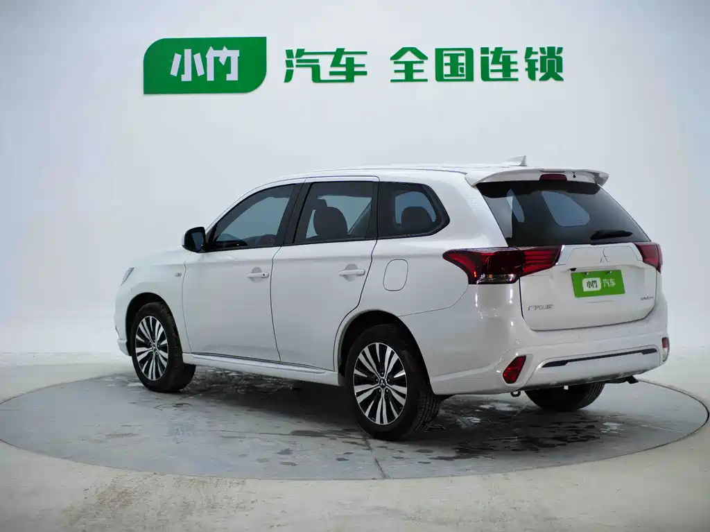 Outlander Facelift 2.0 L 2 WD Smooth Travel 5-seat