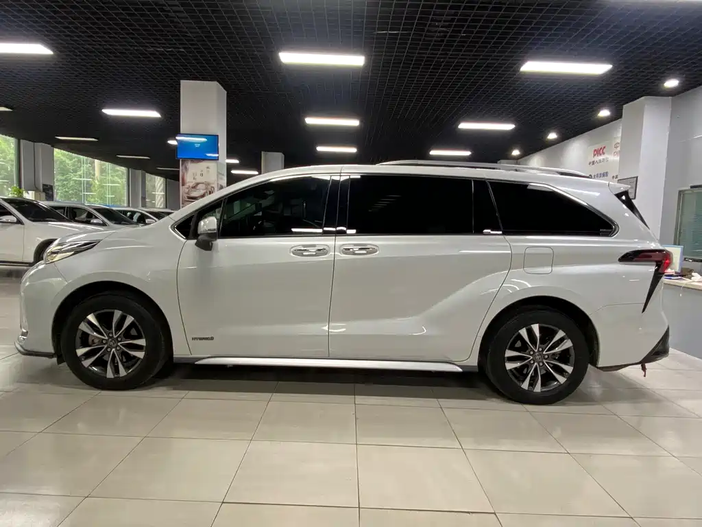 Granvia 2.5 L Hybrid Luxury