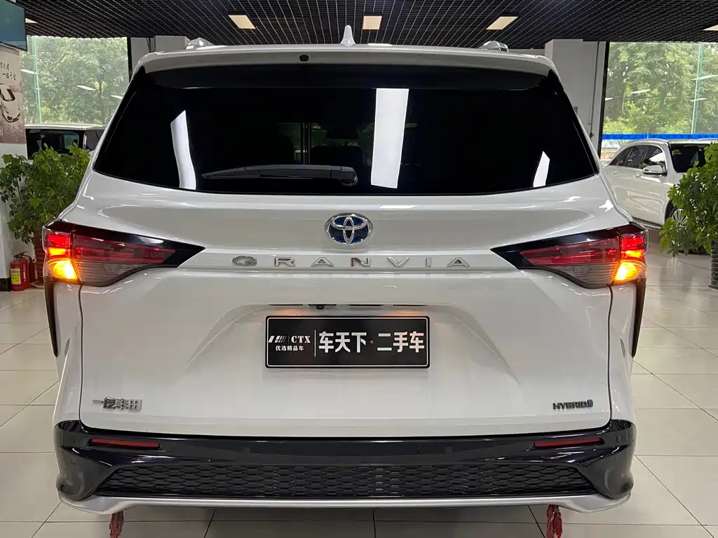 Granvia 2.5 L Hybrid Luxury