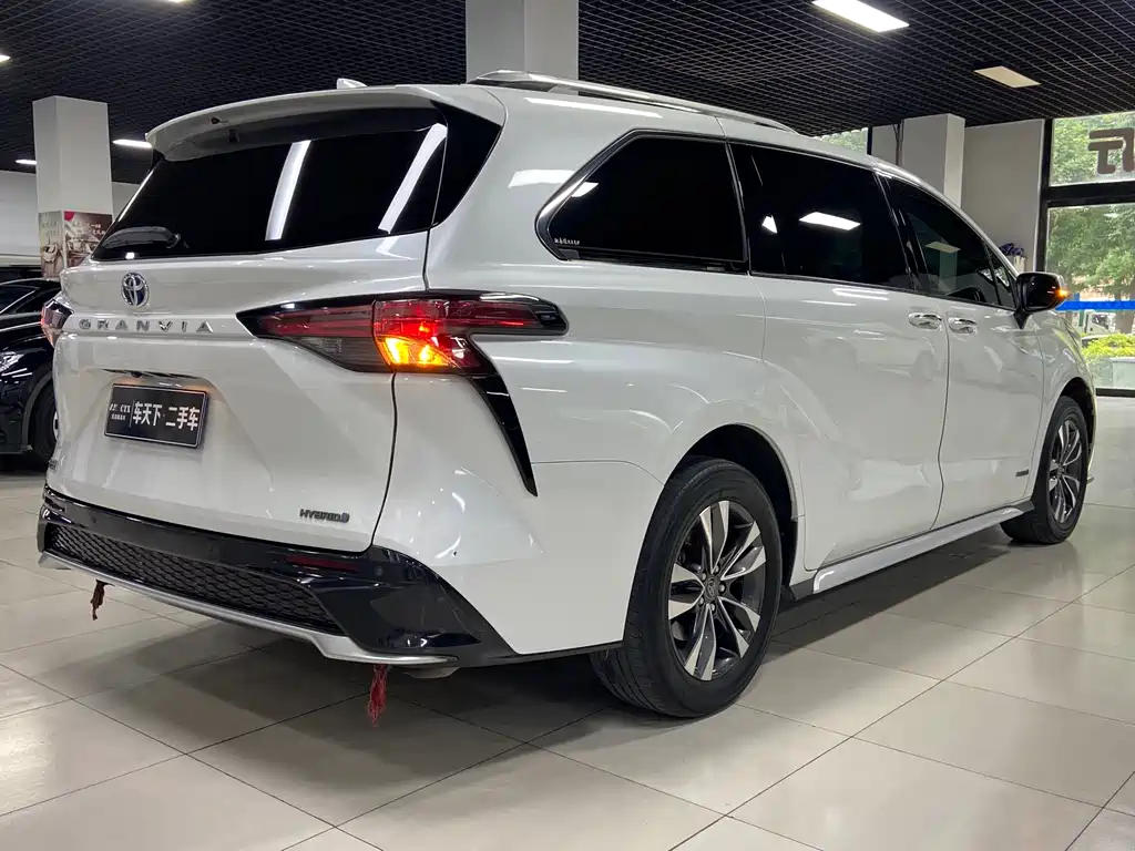 Granvia 2.5 L Hybrid Luxury