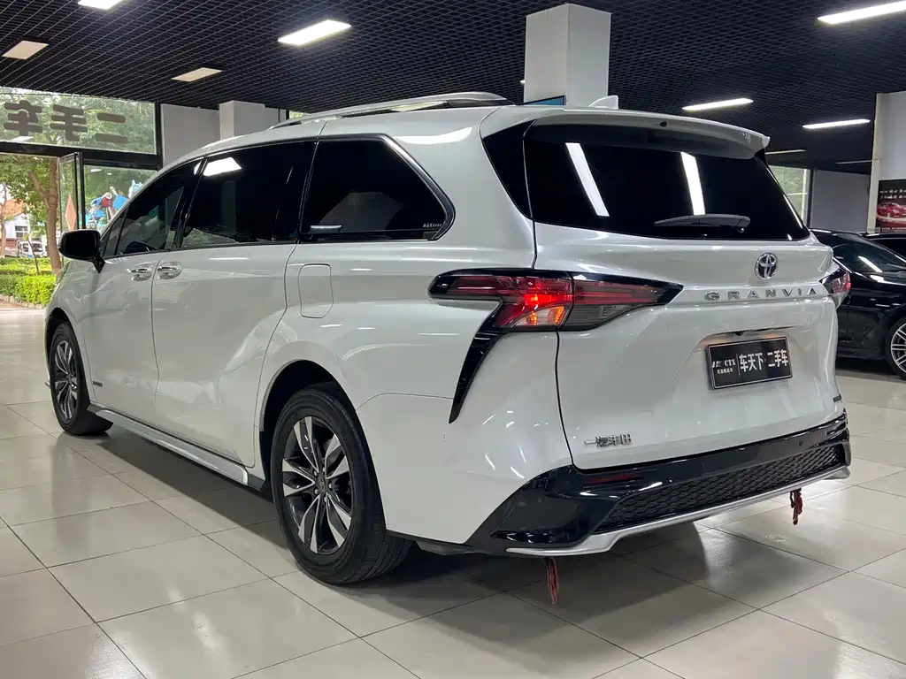 Granvia 2.5 L Hybrid Luxury