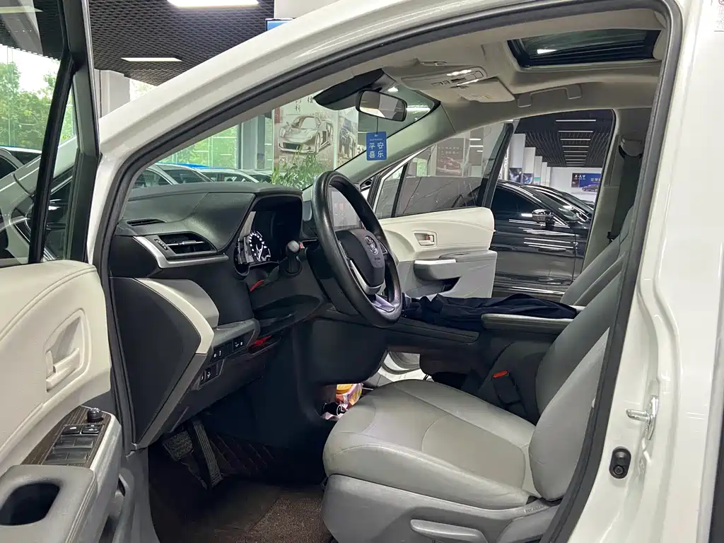 Granvia 2.5 L Hybrid Luxury
