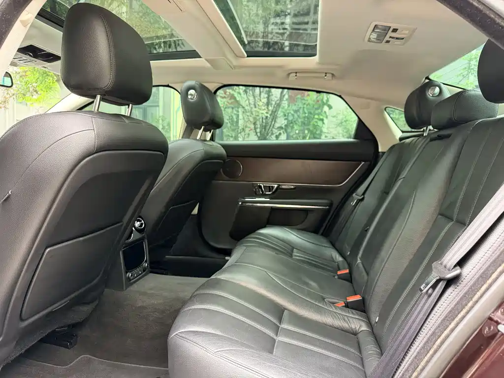 Jaguar XJ XJL 2.0 T 2 WD Graceful Business