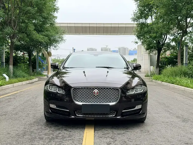 Jaguar XJ XJL 2.0 T 2 WD Graceful Business