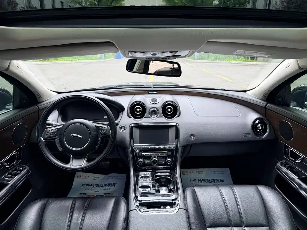 Jaguar XJ XJL 2.0 T 2 WD Graceful Business
