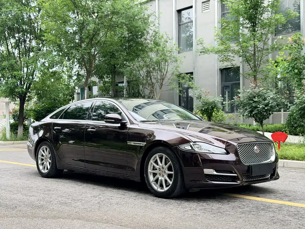 Jaguar XJ XJL 2.0 T 2 WD Graceful Business