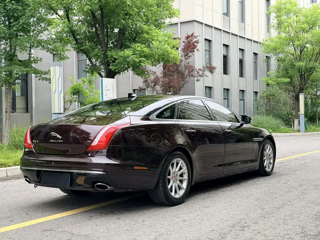 Jaguar XJ XJL 2.0 T 2 WD Graceful Business