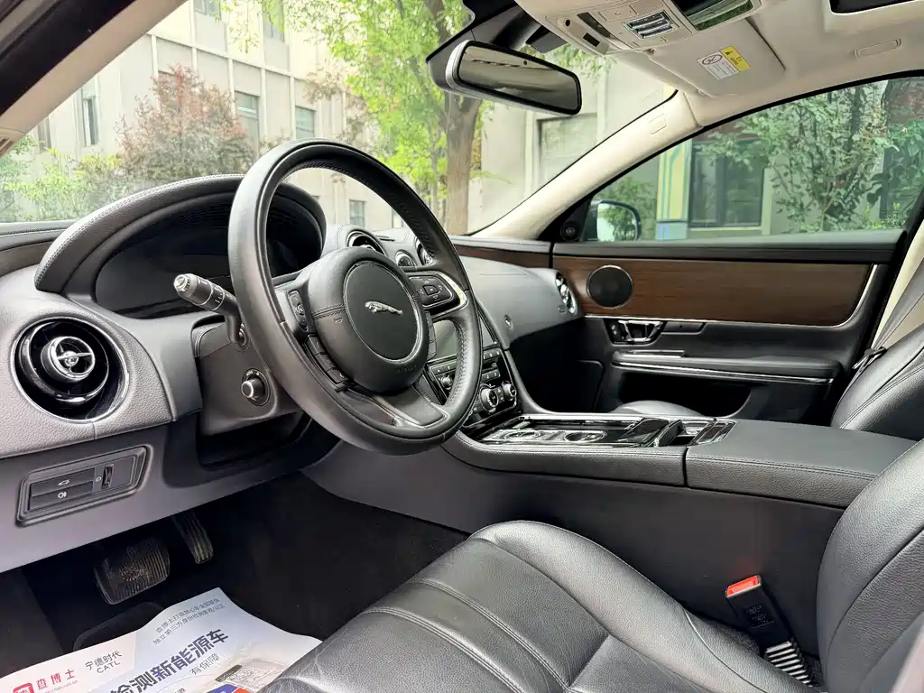 Jaguar XJ XJL 2.0 T 2 WD Graceful Business