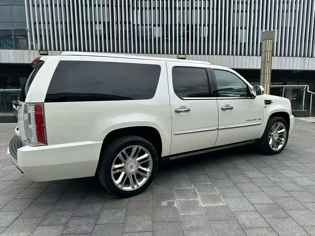 Escalade 6.2 L ESV Platinum Extended