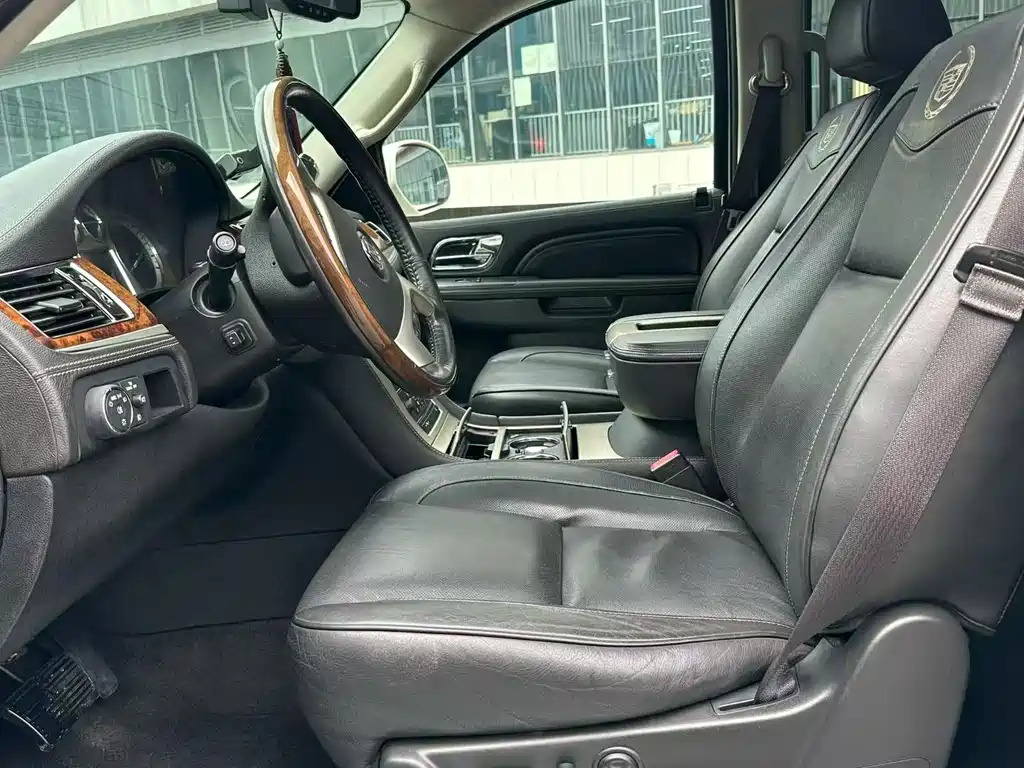 Escalade 6.2 L ESV Platinum Extended