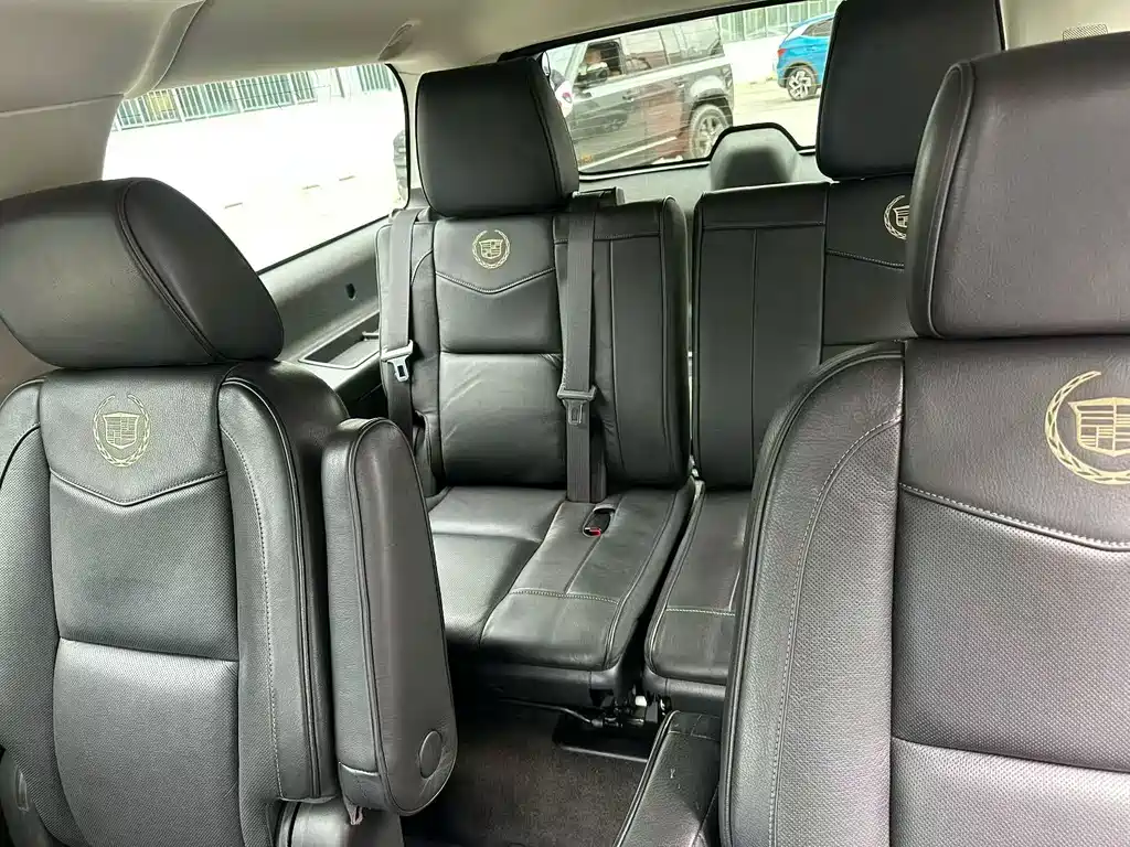 Escalade 6.2 L ESV Platinum Extended