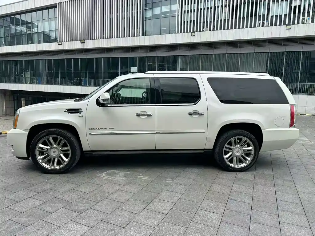 Escalade 6.2 L ESV Platinum Extended