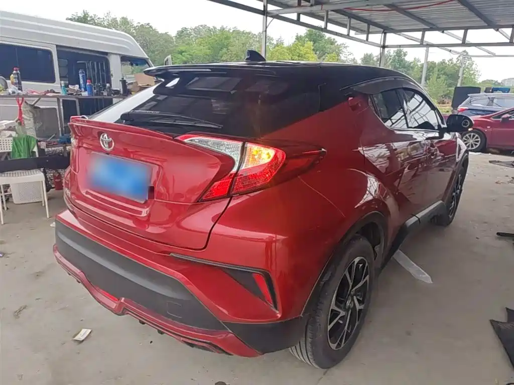 Toyota C-HR 2.0 L Leading