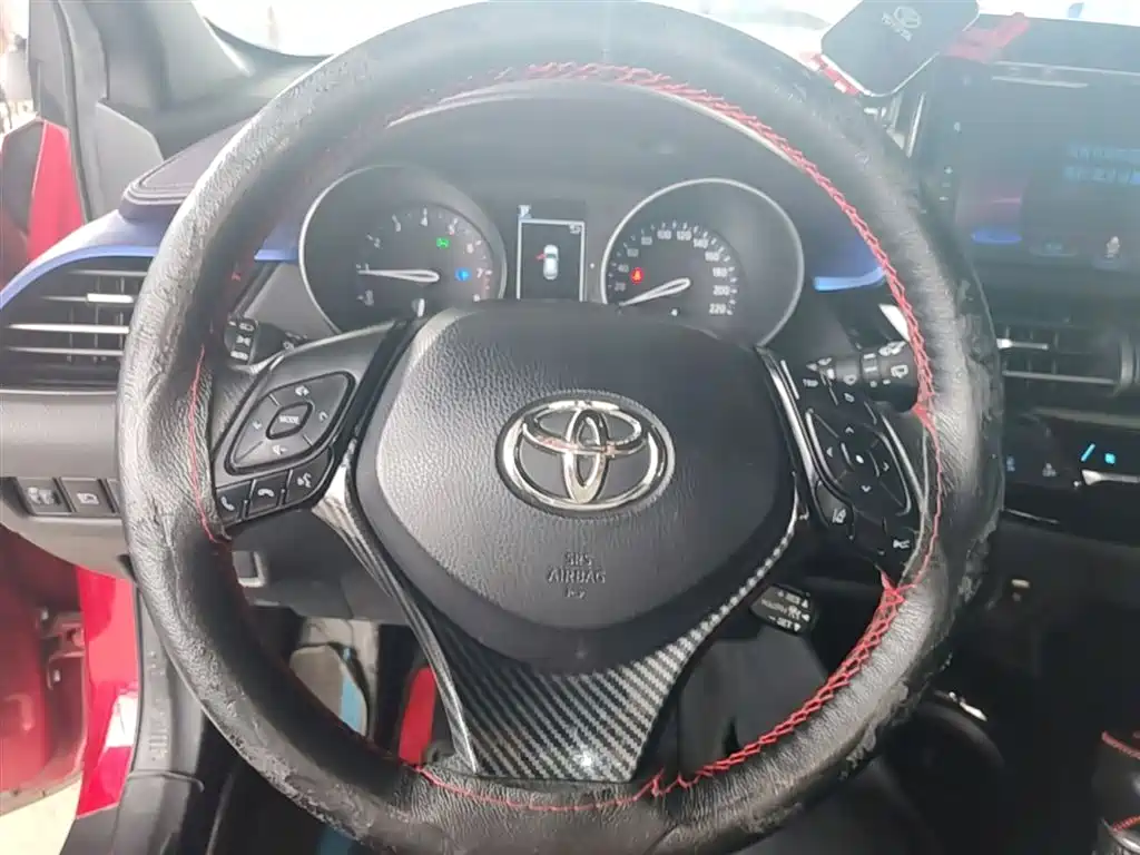 Toyota C-HR 2.0 L Leading