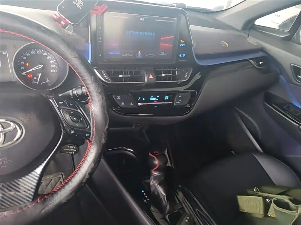 Toyota C-HR 2.0 L Leading