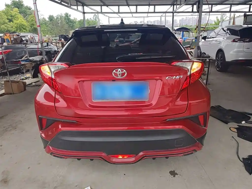 Toyota C-HR 2.0 L Leading