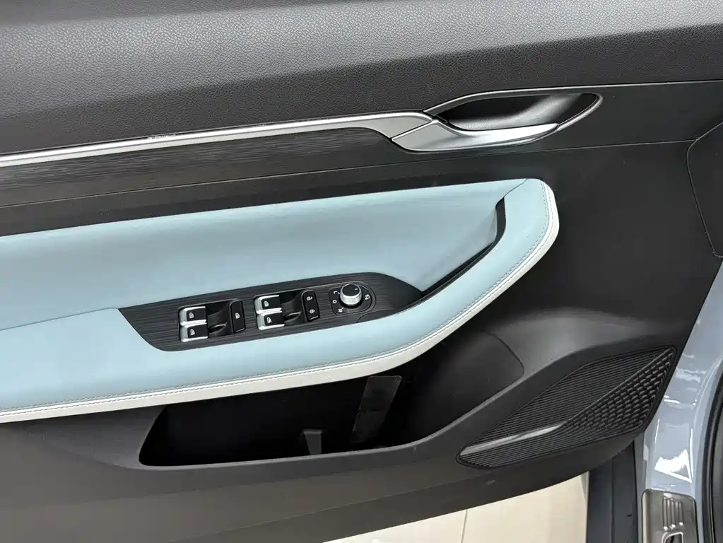 Emgrand S 1.4 T CVT Crossover Player