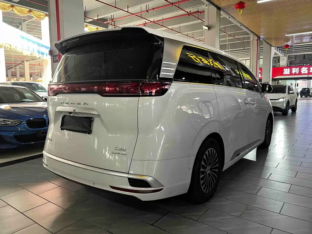 Denza D9 DM-i 980 4 WD Flagship