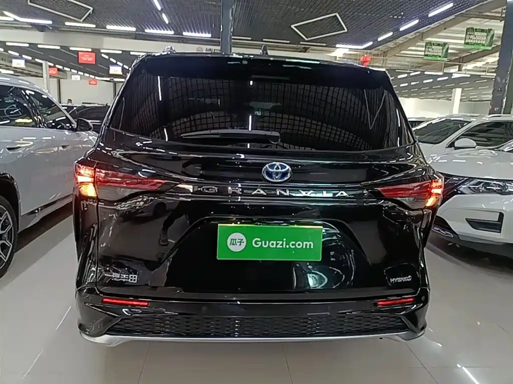 Granvia 2.5 L Hybrid Distinguished PLUS