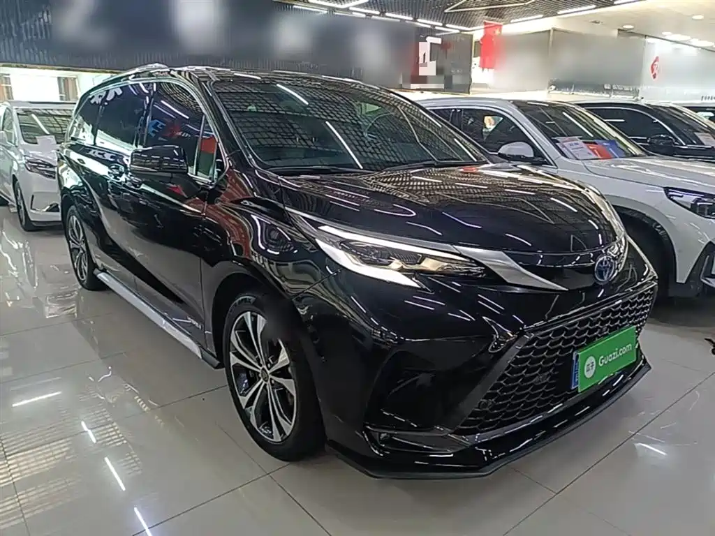 Granvia 2.5 L Hybrid Distinguished PLUS