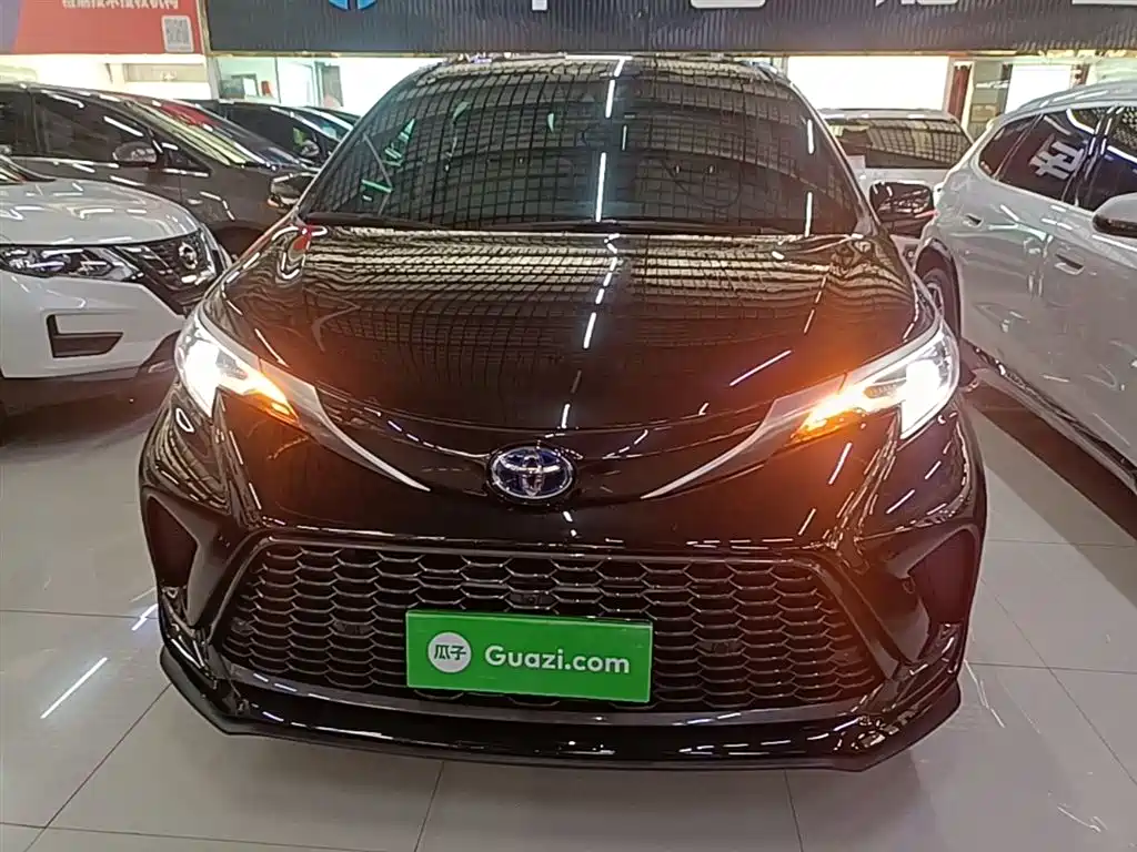 Granvia 2.5 L Hybrid Distinguished PLUS