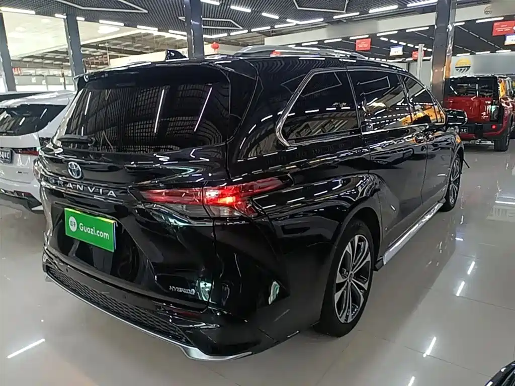 Granvia 2.5 L Hybrid Distinguished PLUS