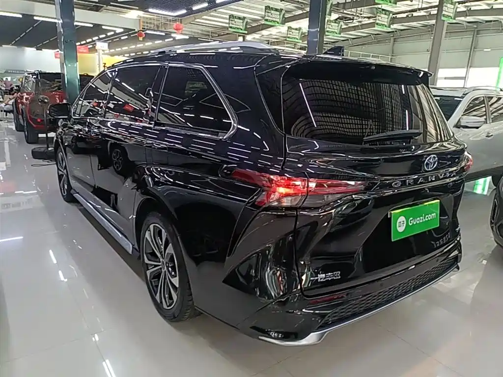 Granvia 2.5 L Hybrid Distinguished PLUS