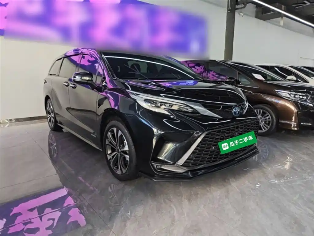 Granvia 2.5 L Hybrid Flagship