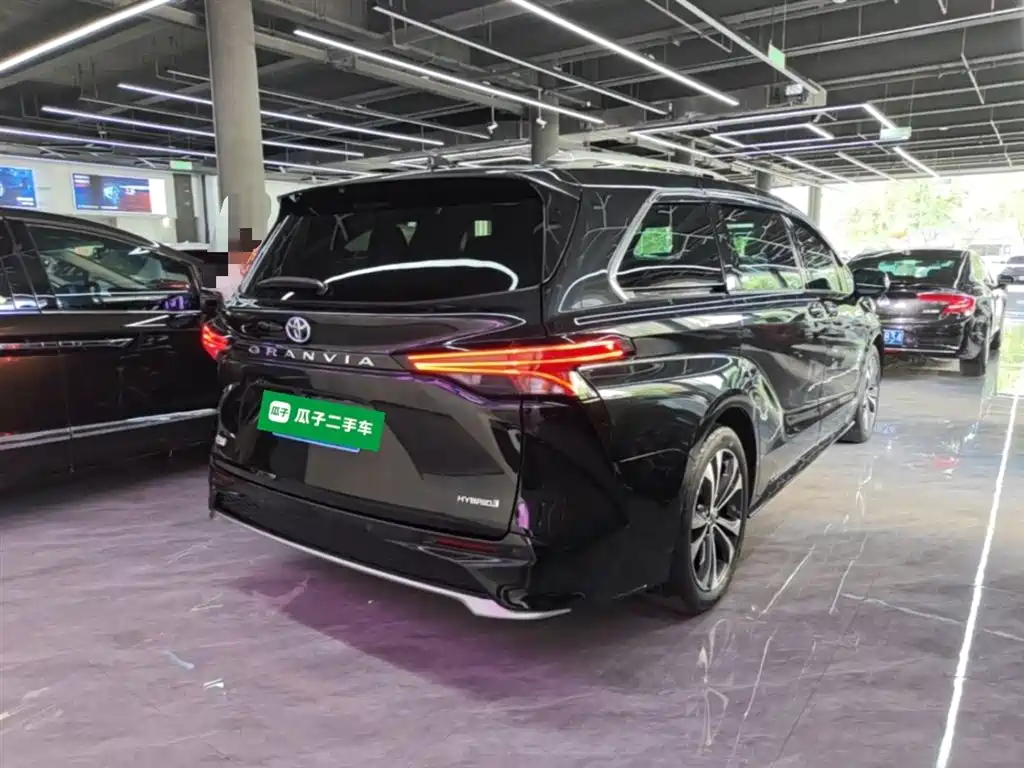 Granvia 2.5 L Hybrid Flagship