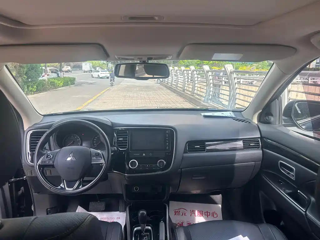 Outlander 2.0 L 2 WD Glory 5-seat