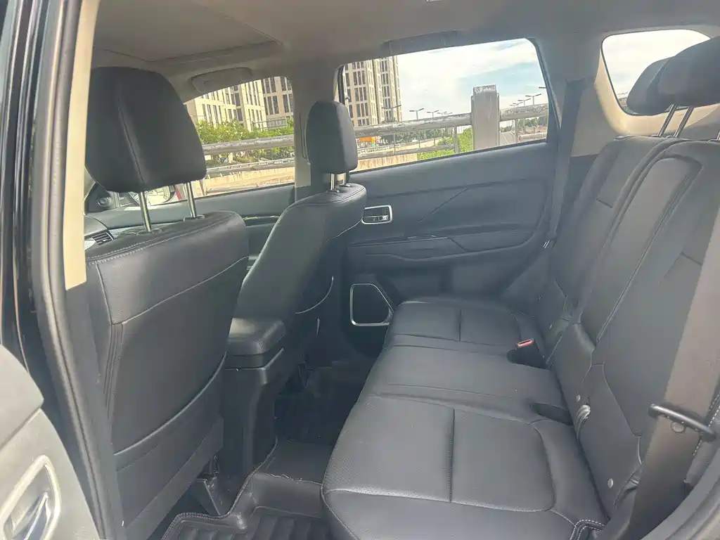 Outlander 2.0 L 2 WD Glory 5-seat