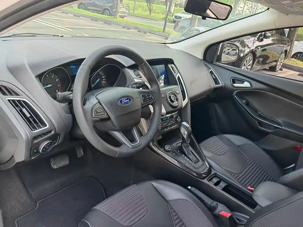 Focus Sedan EcoBoost 125 Auto Super Style Smart Travel