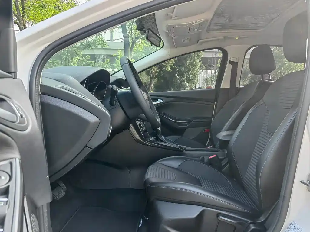 Focus Sedan EcoBoost 125 Auto Super Style Smart Travel