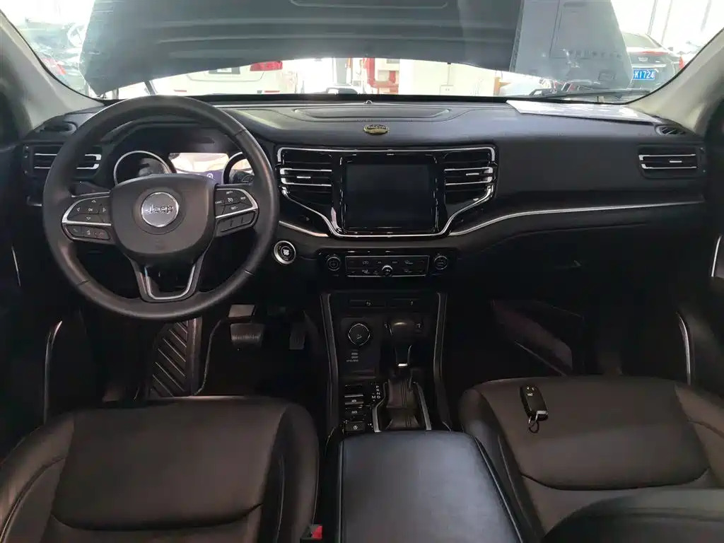 Commander 2.0 T 4 WD Premium Enjoyment CN-V