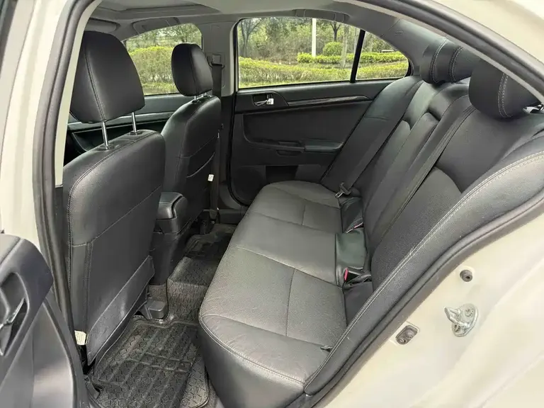 Mitsubishi Lancer EX 翼神 2013款 致炫版 2.0 L CVT旗舰型