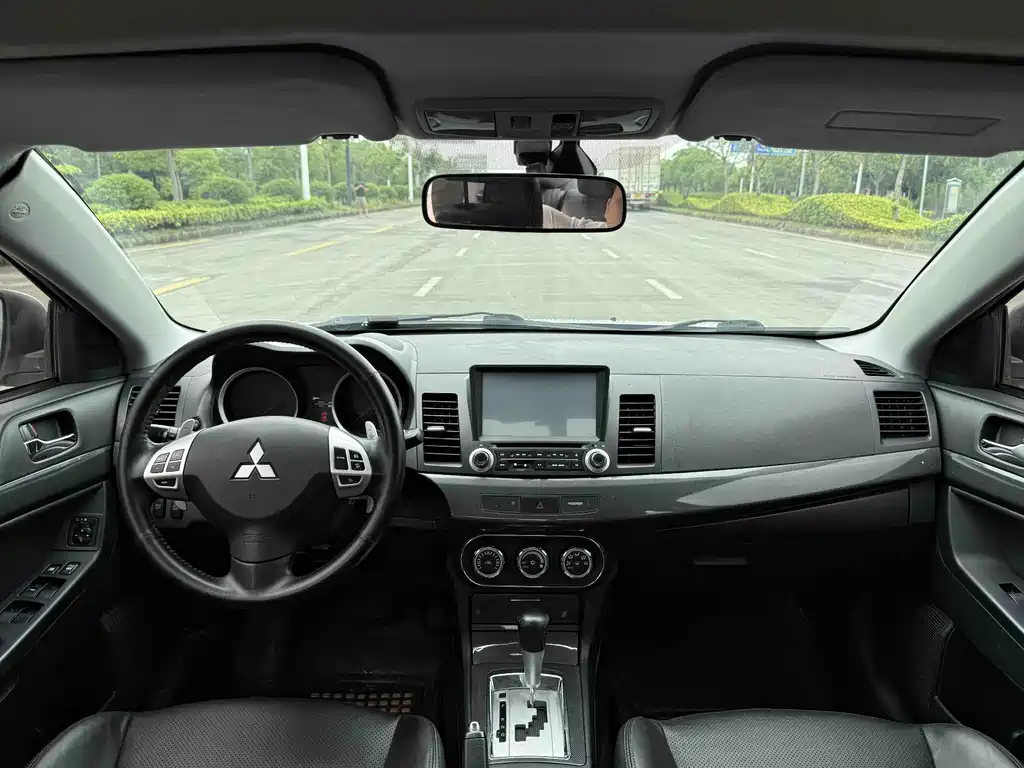 Lancer EX 翼神 2013款 致炫版 2.0 L CVT旗舰型